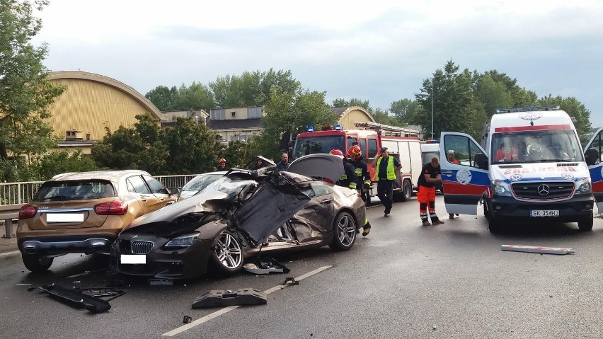 Koszmarny wypadek na DTŚ w Zabrzu. BMW zderzyło się z ciężarówką. Kierowca zginął ZDJĘCIA