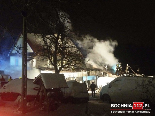 Pożar w Starym Wiśniczu, spłonął warsztat samochodowy i stolarski oraz część domu, straty to 700 tys. zł, 15.01.2021