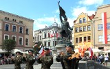 Święto Wojska Polskiego na Rynku w Grudziądzu. Awanse i słowa uznania. Zobacz zdjęcia