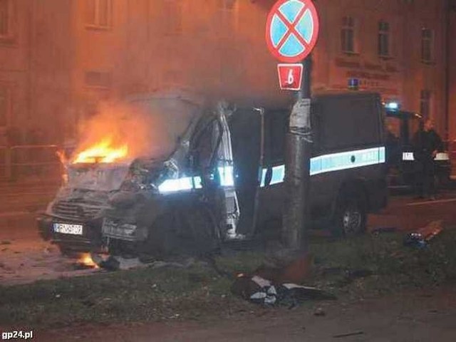 Zderzenia radiowozu policyjnego i taksówki na ulicy Szczecińskiej w Słupsku. (Fot. Archiwum