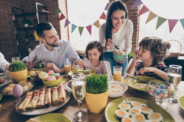 Wielkanoc to czas rodzinnych spotkań przy suto zastawionym stole. Zjadanie w krótkim czasie tak wielu potraw może prowadzić do niestrawności, zgagi lub wzdęć. Sprawdź, jak z takimi dolegliwościami radzić sobie domowymi sposobami.