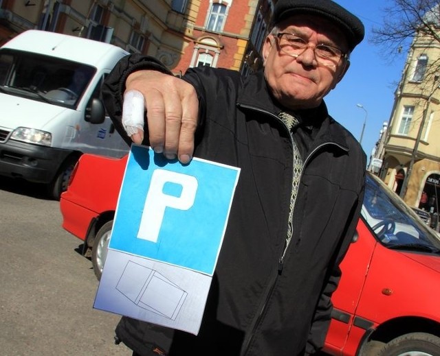 Zygmunt Szulc pokazuje, jak w prawidłowy sposób powinien zostać oznakowany parking przy ul. Reja.