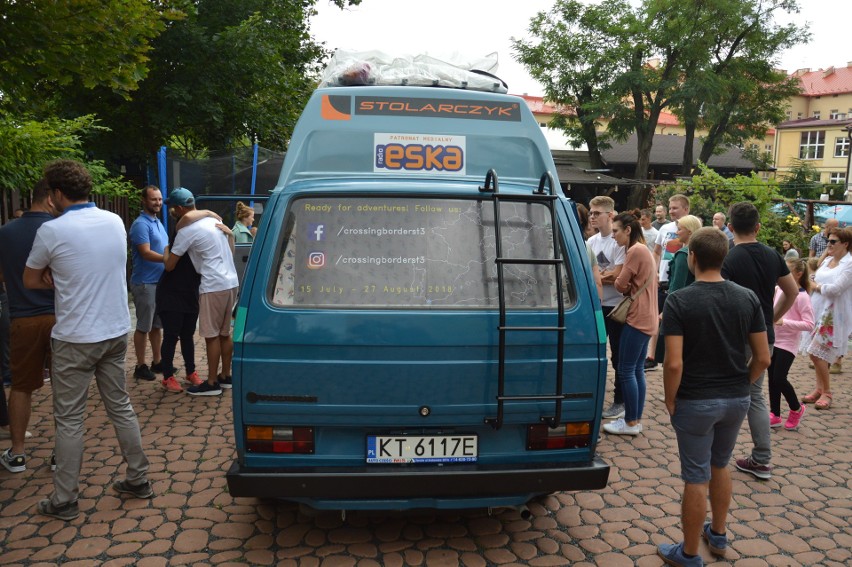Starym busem na podbój Europy. Piątka przyjaciół z Tarnowa wyruszyła w niezwykłą podróż [ZDJĘCIA]