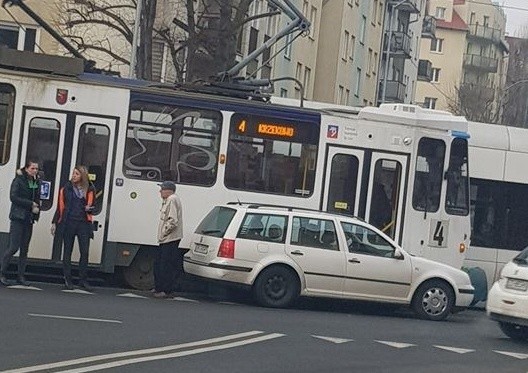 Samochód osobowy zderzył się z tramwajem na al. Bohaterów Warszawy 