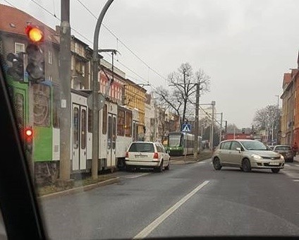 Samochód osobowy zderzył się z tramwajem na al. Bohaterów Warszawy 