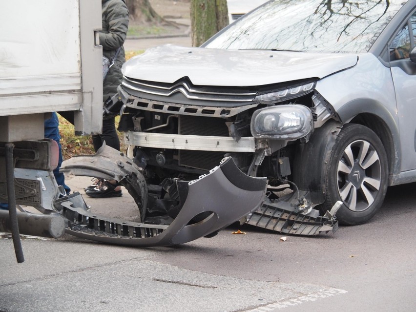 Wypadek na ulicy Wielkopolskiej. Citroen uderzył w tył ciężarówki. ZDJĘCIA