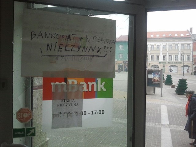 W nocy z soboty na niedzielę ktoś wybił dziurę w szklanych drzwiach wejściowych do mBanku w Chrzanowie. W poniedziałek  klienci nadal nie mogli wypłacić pieniędzy z bankomatu