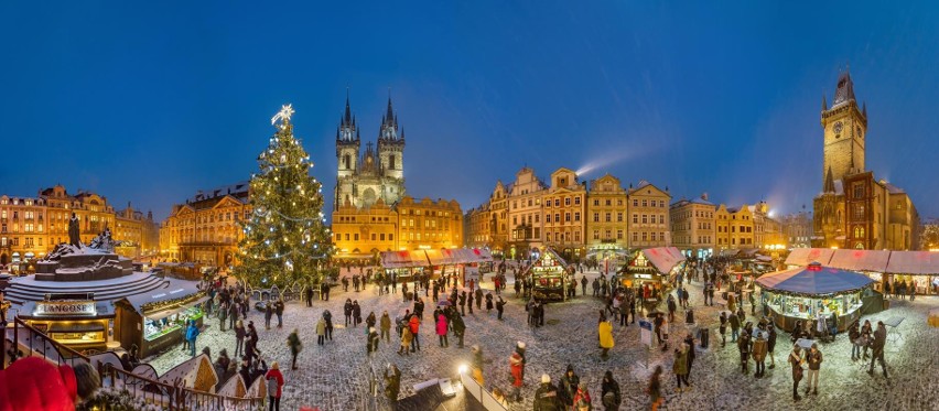 Jarmarki przedświąteczne w Czechach kuszą bajkową atmosferą, niezwykłymi prezentami, a także trdelnikiem