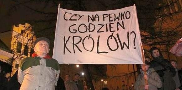 Wawel dzieli Polaków. Protesty przeciwko pogrzebowi Lecha Kaczyńskiego i jego żony w Krakowie