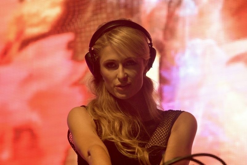 Paris Hilton stanęła za konsolą DJ'a