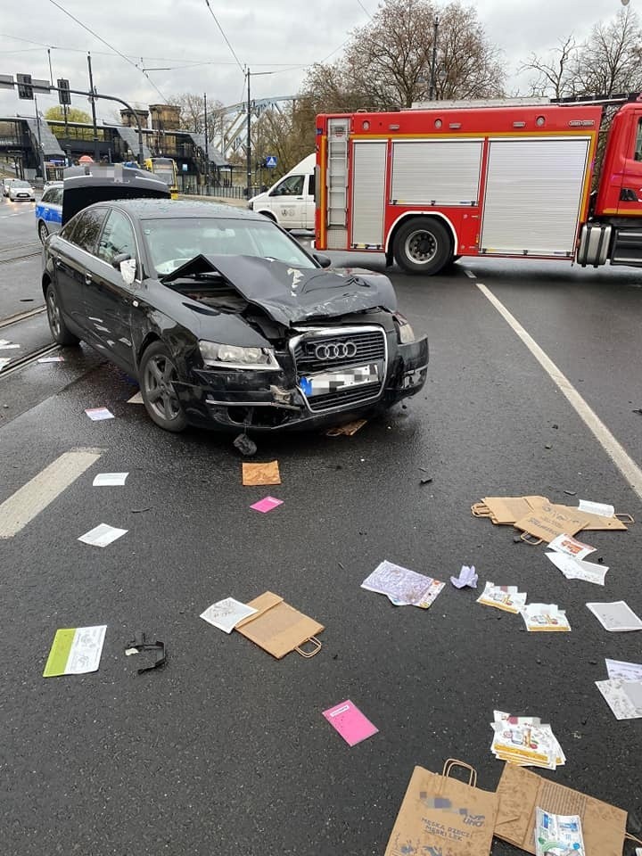 Toruń. Zderzenie trzech aut zablokowało torowisko tramwajowe [zdjęcia]