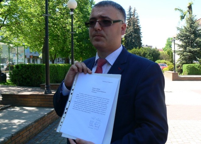 Radny Kamil Kalinka pokazuje treść pisma, jakie złoży w Zakładzie Ubezpieczeń Społecznych