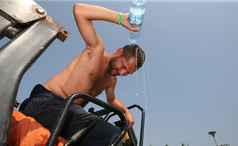 Praca w warunkach podwyższonej temperatury powietrza oznacza...