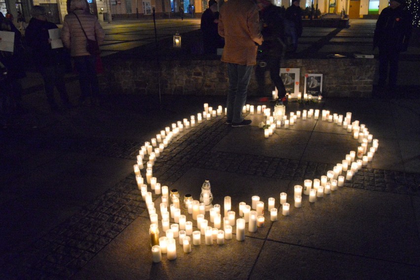 Rocznica śmierci prezydenta Gdańska Pawła Adamowicza. Serce światła z Rynku w Kielcach (ZAPIS TRANSMISJI)