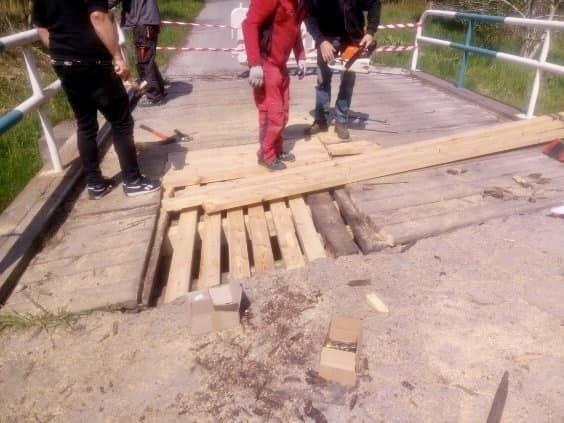 Prace przy doraźnym remoncie drewnianego mostu