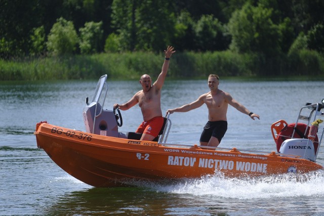 Ratownicy WOPR-u z Kujawsko - Pomorskiego dali pokaz, jak są przygotowani do ratowania kąpiących