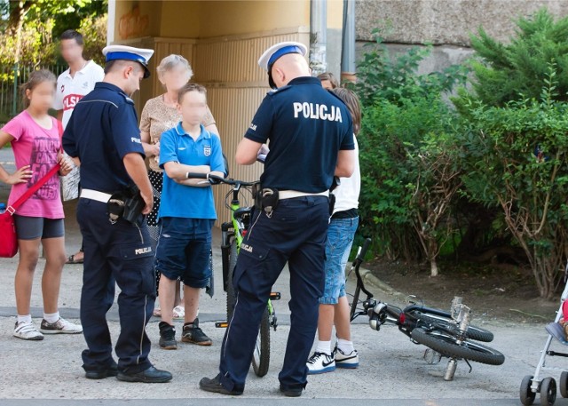 Policja i rowerzyści - zdjęcie ilustracyjne