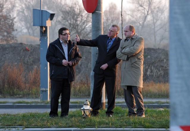 kilka godzin po wypadku zapalił znicz w miejscu tragedii.