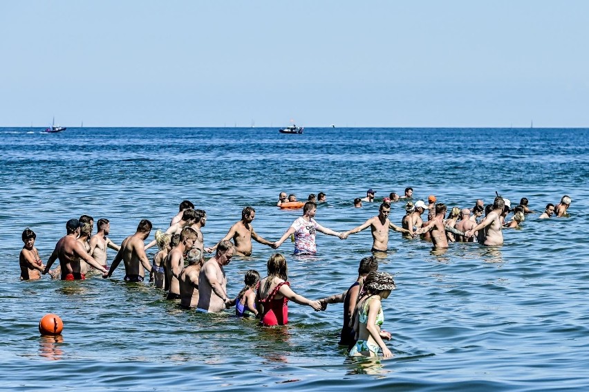 Łańcuch życia przy plaży w Sopocie 18.07.2020. Poszukiwano...