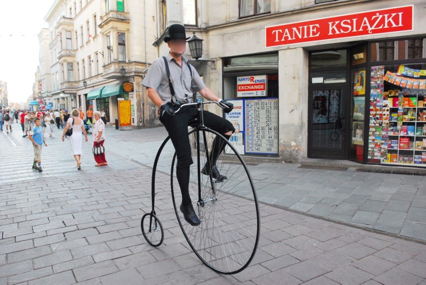 Janusz B. szczycił się nietypowym hobby. Jeździł welocypedem