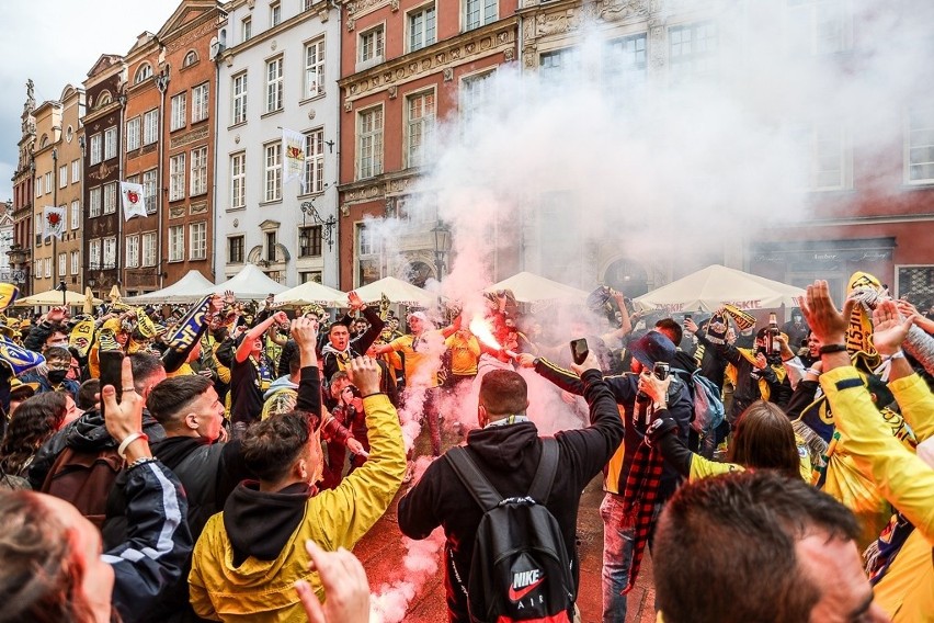 Fani z Hiszpanii i Anglii opanowali centrum Gdańska. Bawią się przed finałem Ligi Europy Villarreal - Manchester United [dużo zdjęć]