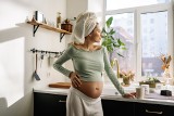 Ciąża poważnie zmienia kobiecy organizm. Wpływa i na zdrowie, i na wygląd. Nie tylko zgaga i parcie na pęcherz. Sprawdź nieoczywiste fakty