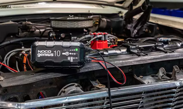 Z roku na rok wzrasta popyt na ładowarki do akumulatorów samochodowych. Specjaliści marki NOCO wyjaśniają skąd bierze się aż tak duże zapotrzebowanie na ładowarki i podpowiadają, czym kierować się podczas zakupu