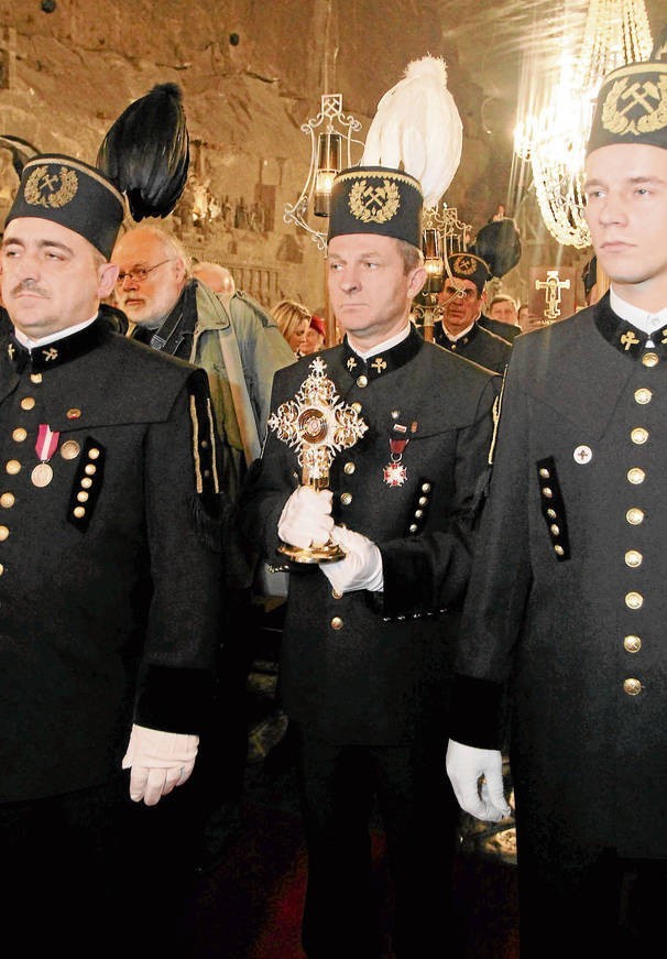 Wieliccy górnicy otrzymali papieskie relikwie w grudniu 2011...