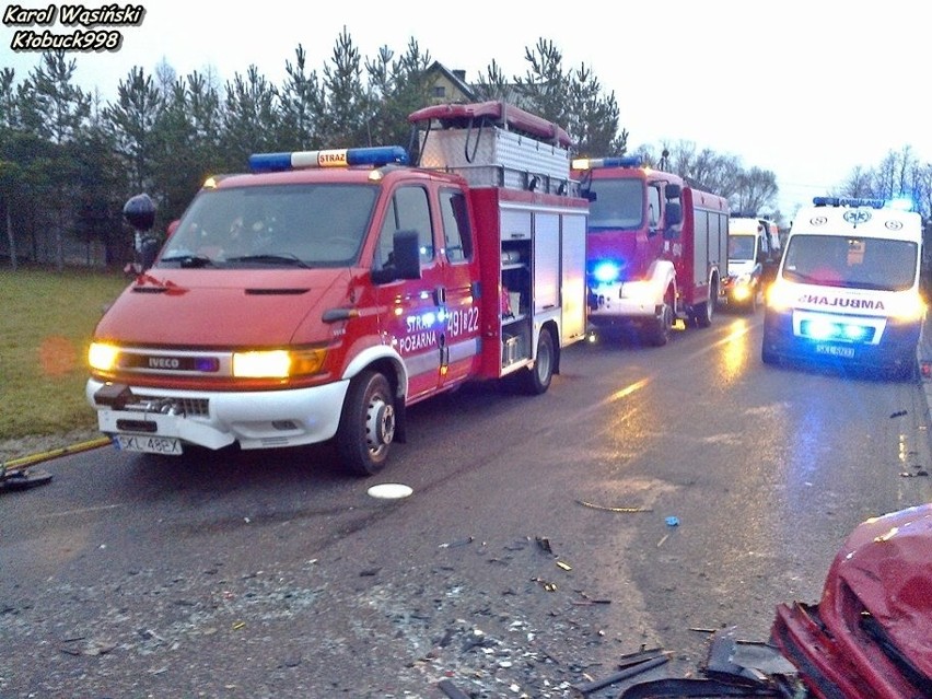 Wypadek w Lutrowskim: Czołowe zderzenie dwóch samochodów