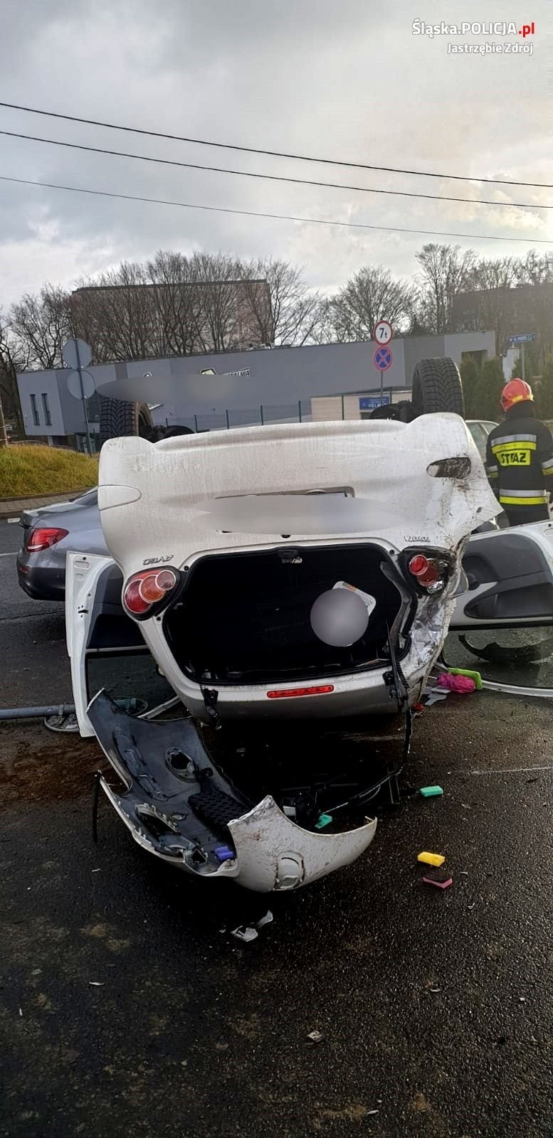 Wypadek w Jastrzębiu: 22-latek kierujący toyotą dachował...