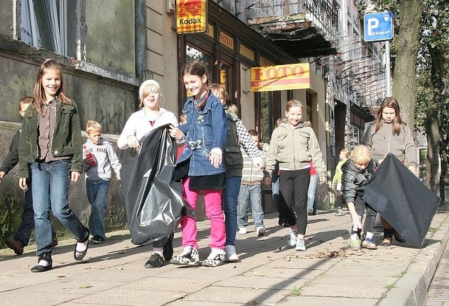 Uczniowie kl. Vc Szkoły Podstawowej nr 3 zbierają śmieci na ul. Żabiej