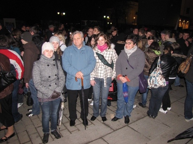 Przez całą noc, aż do czwartku do rana, uczniowie Zespołu Szkół Ekonomicznych w Lipinach stali w kolejce do Pałacu Prezydenckiego, by oddać hołd prezydentowi Lechowi Kaczyńskiemu i jego żonie Marii Kaczyńskiej.