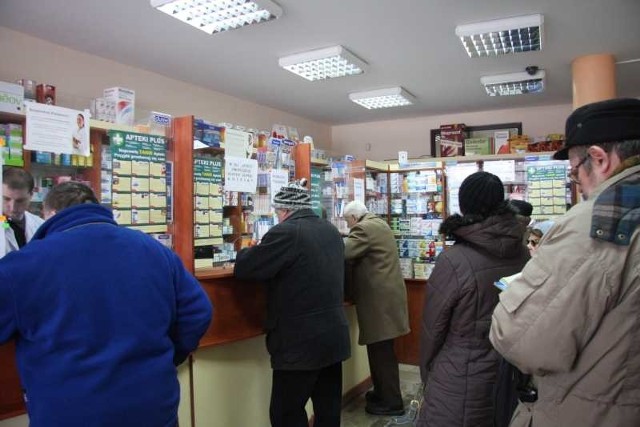W aptekach ludzie wykupują leki przeciwko grypie i przeziębieniom.