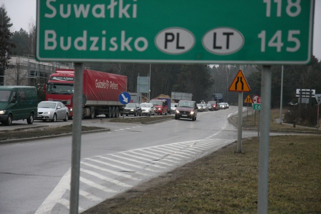 Autokarami, samochodami osobowymi i furgonetkami ciągnęli wczoraj Litwini na zakupy do Białegostoku