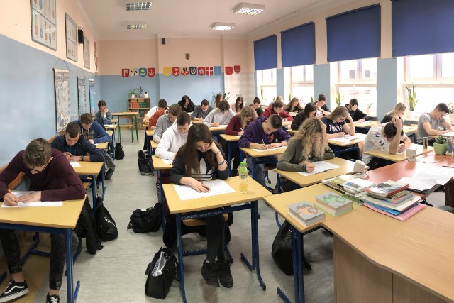 Uczniowie ze staszowskiego liceum mierzyli się z próbną maturą z języka polskiego