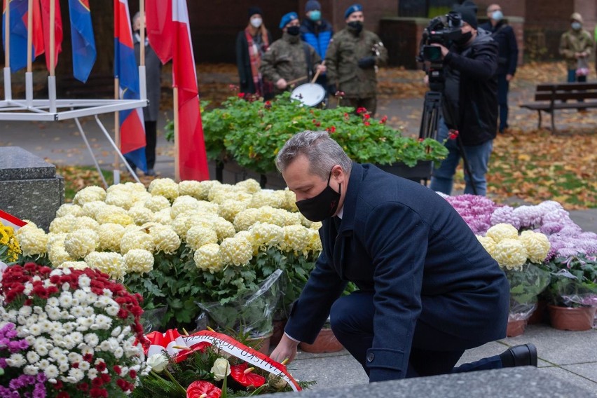 Wiązankę złożył m.in. wojewoda kujawsko-pomorski, Mikołaj...