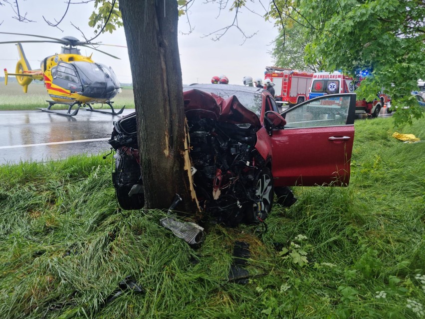 Kia sportage po zderzeniu się z drzewem na drodze krajowej...