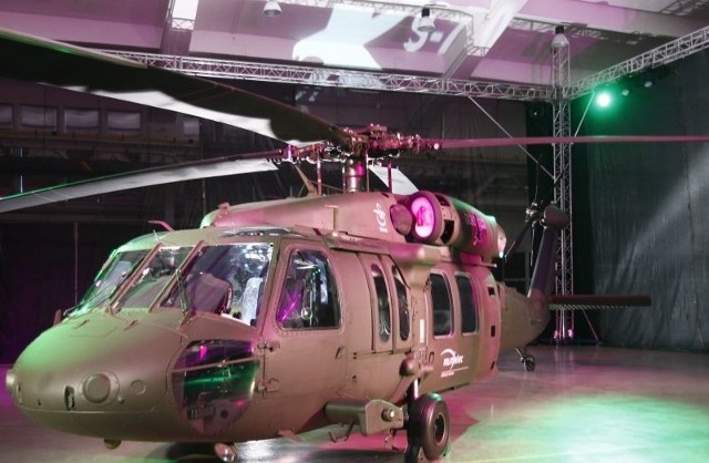 Helikopter Black-Hawk, najważniejszy wyrób fabryki Sikorskiego, czyli Polskich Zakladów Lotniczych w Mielcu, powstaje w Dolinie Lotniczej.