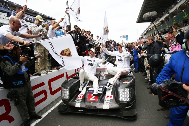 Neel Jani, Marc Lieb oraz Romain Dumas zwyciężyli w samochodzie Porsche tegoroczne 24h Le Mans. O ogromnym pechu może mówić natomiast zespół Toyoty. Fot. Porsche