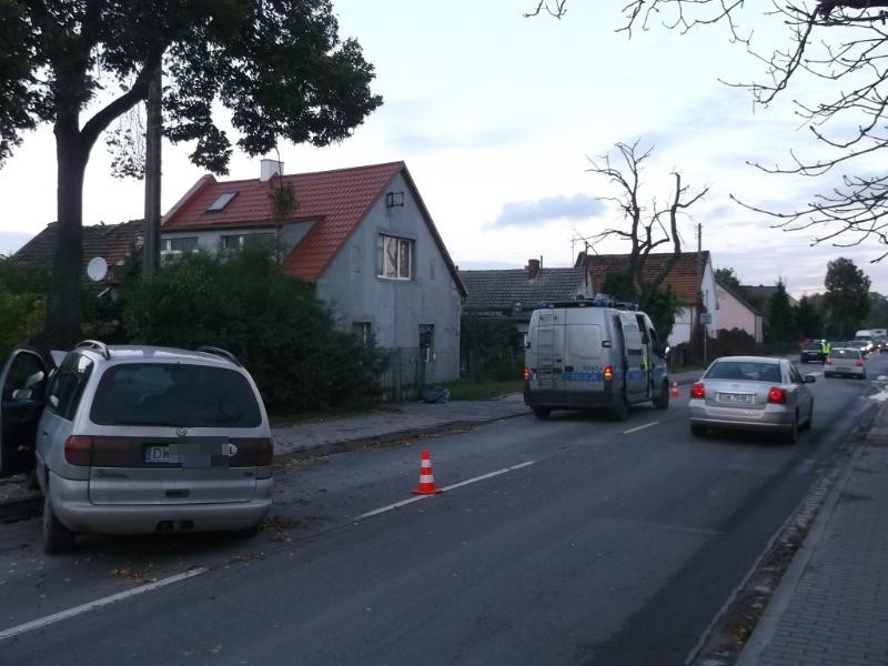 Wypadek na Zajączkowskiej. Volkswagen śmiertelnie potrącił pieszego i uderzył w drzewo (ZDJĘCIA)