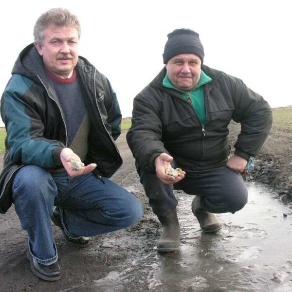 - Tych kamieni wystarczyło tylko na kilometr - pokazują Ryszard Szczawiński i Jerzy Rajmus. - Drogowcy znowu nas zlekceważyli.