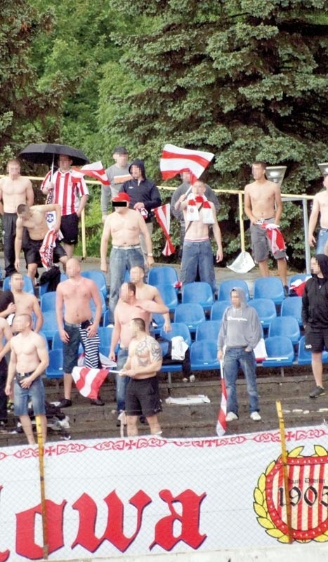 22 maja 2013 r. Mecz Unia Tarnów &#8211; Resovia. Wśród młodych kibiców Resovii wyróżnia się sylwetka Ryszarda B., kierownika odpowiedzialnego za bezpieczeństwo w rzeszowskim klubie