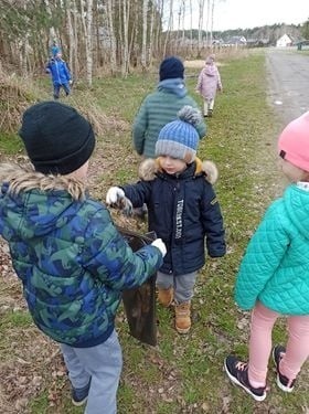 Przedszkolaki i uczniowie z Miedzierzy zakasali rękawy i wzięli się za sprzątanie. Zobacz zdjęcia