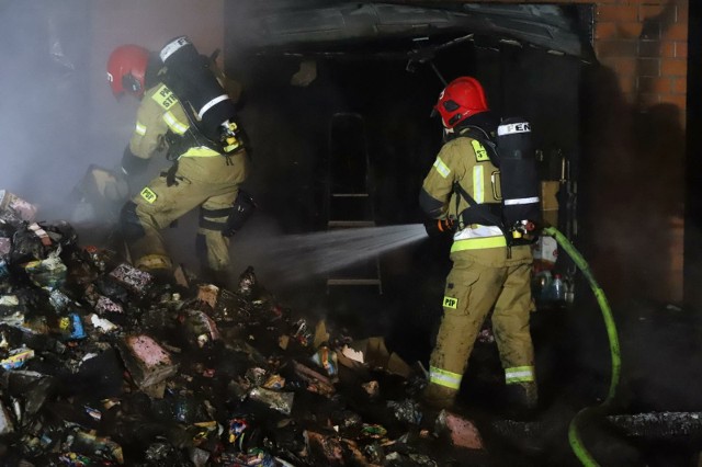 W trakcie gaszenia pożaru strażacy natrafili w jednym z pomieszczeń na zwłoki 87-letniej kobiety