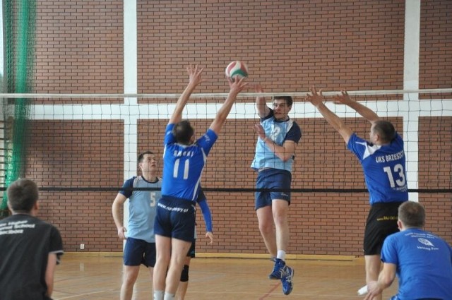 W męskim finale Rodzinna Akademia Sportu Szydłowiec przegrała po zaciętym boju z krakowskimi Smokami 1:2. W środku, w ataku Jakub Michalski, jeden z zawodników drużyny gospodarzy.