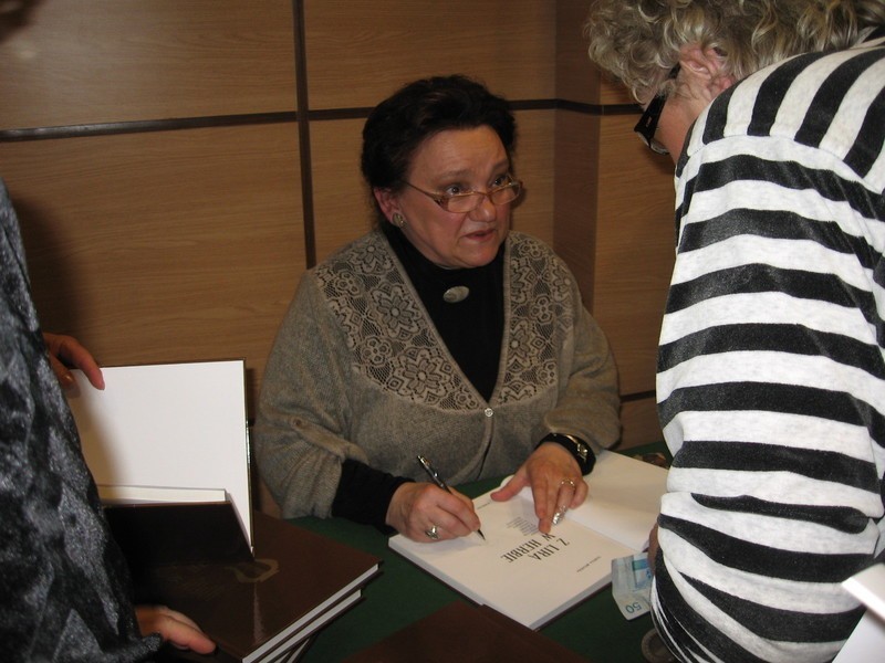Izabella Mosańska podpisywała swoją monografię "Z lirą w...