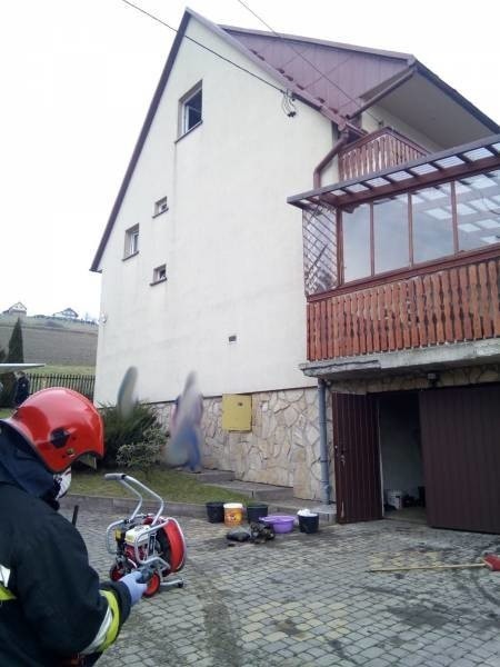 Podole Górowa. Sąsiedzi wodą i śniegiem uratowali dom przed spaleniem