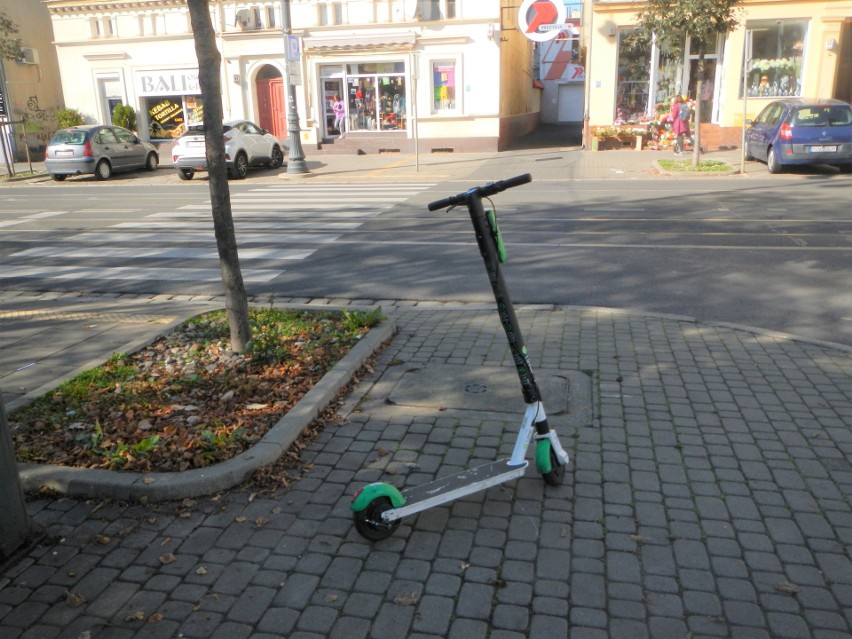 Źle zaparkowane hulajnogi, porzucone na środku chodnika. Zobacz, jak nie parkować jednośladów [zdjęcia]