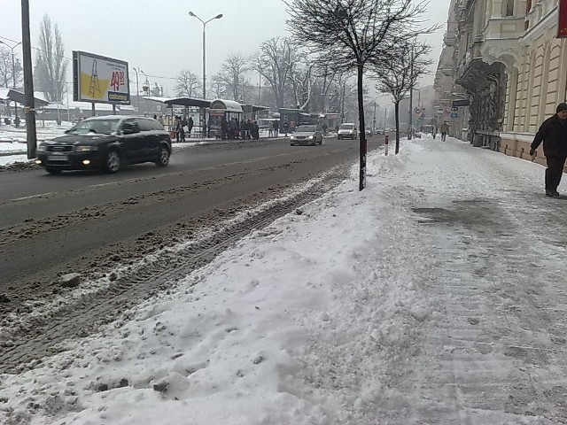 Parking powstał na szerokim chodniku.