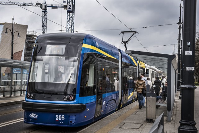 Zakaz palenia e-papierosów w tramwajach nie zawsze jest przestrzegany